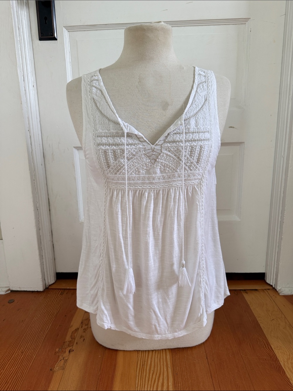 American Eagle White Sleeveless Embroidered Top Medium